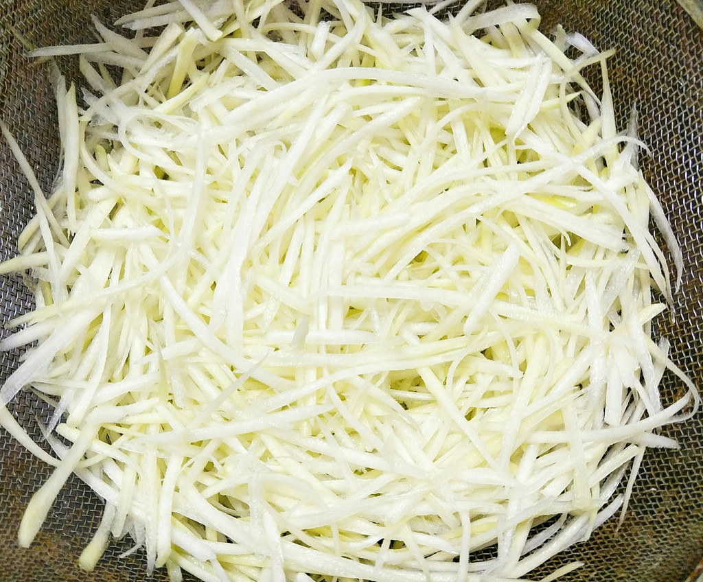 Làm đu đủ xanh muối chua ăn kèm bánh bột năng chiên giòn bánh bột năng chiên giòn